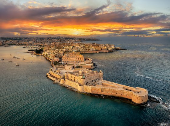 Sunset Walk in Ortigia with Wine-Tasting